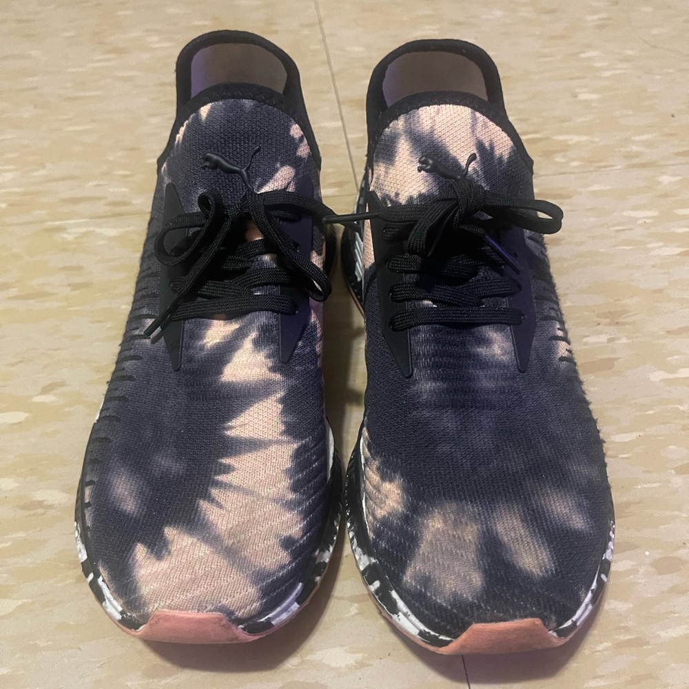 Size 5 youth or 6.5 in women’s puma sneakers